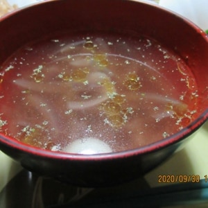 切って注ぐだけ、紫玉ねぎの簡単コンソメスープ